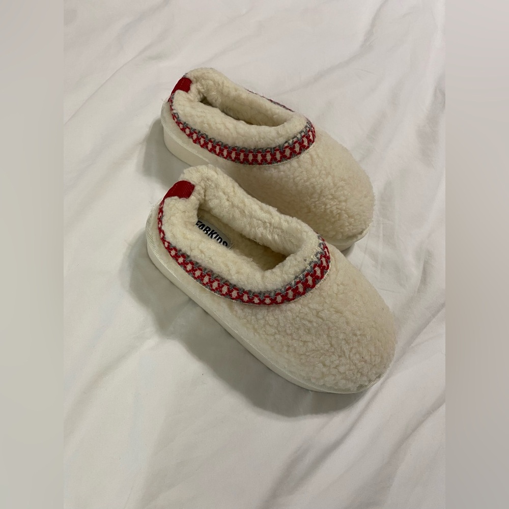 JustFab Fabkids Cozy Cream Slippers with Red Trim‎ - Picture 2 of 4